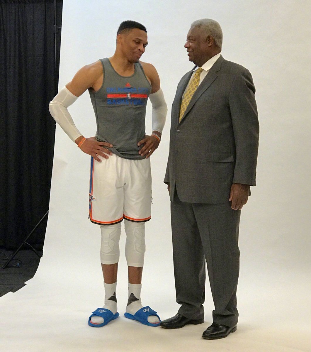 出手而是 出手而是